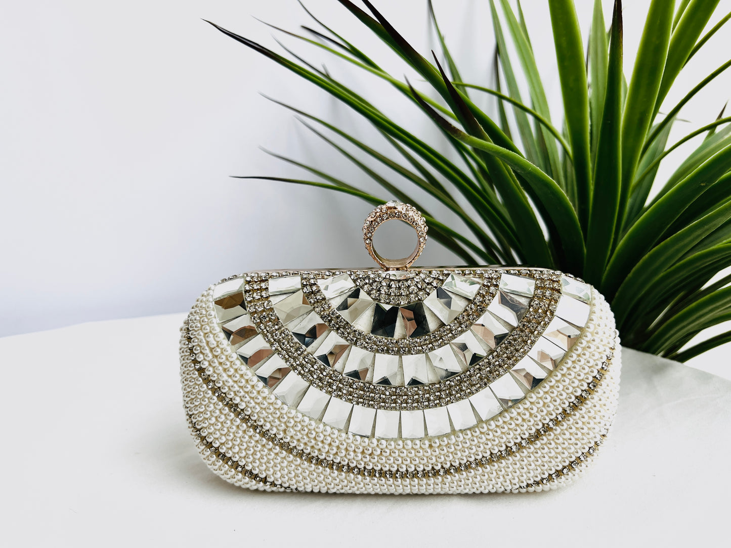 Livia - Pearl and Stone Engraved